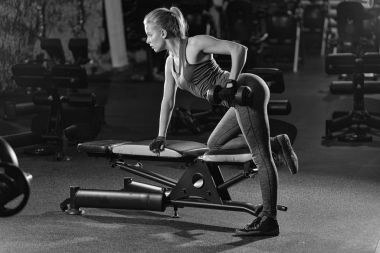 genç kadın halter kaldırma