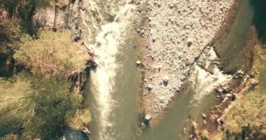 4 k Uhd havadan görünümü. Düşük uçuş üzerinde taze soğuk dağ nehir kıyısında güneşli yaz sabahı.