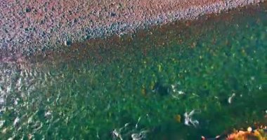 Güneşli yaz sabahında temiz ve taze bir dağ nehri üzerinde uçuşun ortasındayız. Dikey hareket