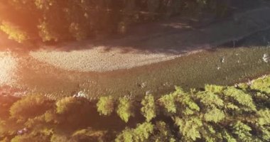 Güneşli yaz sabahında temiz ve taze bir dağ nehri üzerinde uçuşun ortasındayız. Dikey hareket