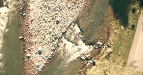 4 k Uhd letecký pohled. Nízký Přelet nad čerstvé studené horské řeky na ráno. — Stock video