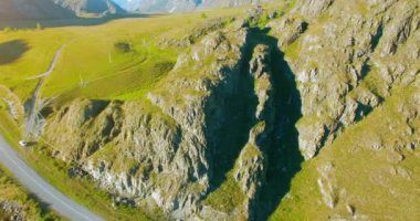 Yürüyüş delikanlı uçurumun tepesinde duran hava Uhd 4k uçuş