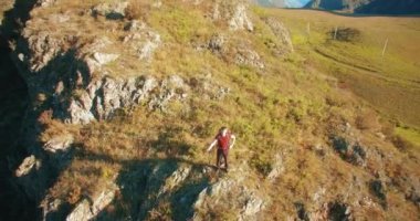 Yürüyüş delikanlı uçurumun tepesinde duran hava Uhd 4k uçuş