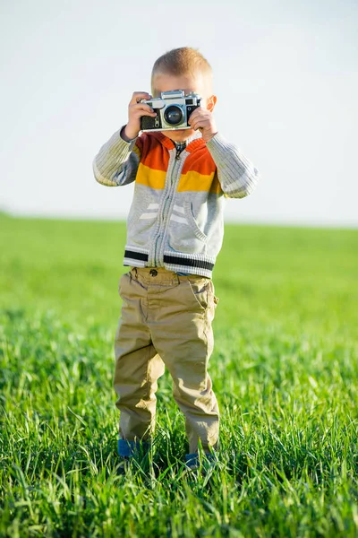 Açık çekim eski bir kamera ile küçük çocuk.