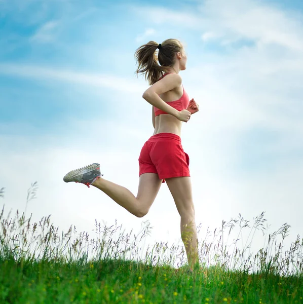 Giovane donna che gestisce il parco estivo strada rurale. Esercizi all'aperto. J — Foto Stock