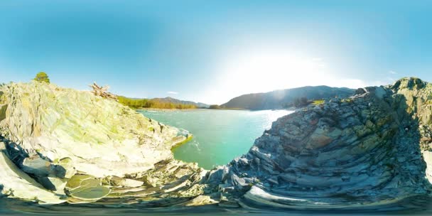 UHD 4K 360 VR La realidad virtual de un río fluye sobre rocas en un hermoso paisaje de montaña — Vídeo de stock