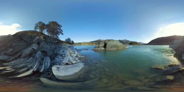 UHD 4K 360 VR La realidad virtual de un río fluye sobre rocas en un hermoso paisaje de montaña — Vídeos de Stock