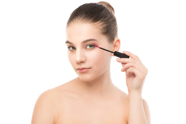 Ögat göra upp tillämpas. Mascara tillämpa närbild, långa ögonfransar. makeup borste. Isolerade. — Stockfoto