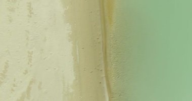 Havadan Uhd 4k görünümü. Taze dağ nehir üzerinde uçuş. Dikey Görünüm ve yatay hareketi