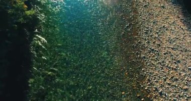 Havadan Uhd 4k görünümü. Taze dağ nehir üzerinde uçuş. Dikey yatay tilt hareketi olarak.