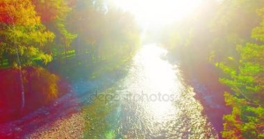 Havadan Uhd 4k görünümü. Taze dağ nehir üzerinde uçuş. Dikey yatay tilt hareketi olarak.