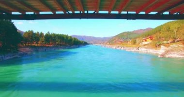Bir asma köprü arasında kalan genç adam turist üzerinde havada uçuş.
