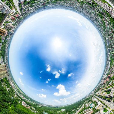 Kesişen yollar, evler, binalar, parklar ve otoparklar olan havacılık şehri manzarası. Güneşli yaz panoramik resmi