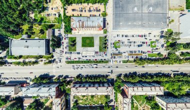 Kesişen yollar, evler, binalar, parklar ve otoparklar olan havacılık şehri manzarası. Güneşli yaz panoramik resmi