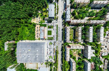 Kesişen yollar, evler, binalar, parklar ve otoparklar olan havacılık şehri manzarası. Güneşli yaz panoramik resmi