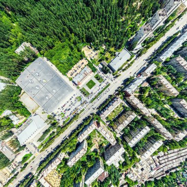 Kesişen yollar, evler, binalar, parklar ve otoparklar olan havacılık şehri manzarası. Güneşli yaz panoramik resmi