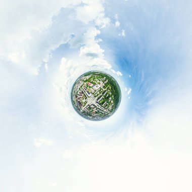 Kesişen yollar, evler, binalar, parklar ve otoparklar olan havacılık şehri manzarası. Güneşli yaz panoramik resmi
