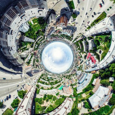 Kesişen yollar, evler, binalar, parklar ve otoparklar olan havacılık şehri manzarası. Güneşli yaz panoramik resmi