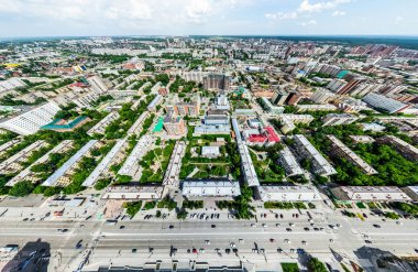 Kesişen yollar, evler, binalar, parklar ve otoparklar olan havacılık şehri manzarası. Güneşli yaz panoramik resmi