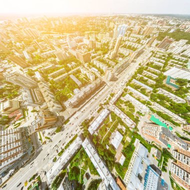 Kesişen yollar, evler, binalar, parklar ve otoparklar olan havacılık şehri manzarası. Güneşli yaz panoramik resmi