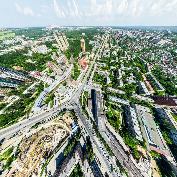 Uitzicht op de stad vanuit de lucht met kruispunten en wegen, huizen, gebouwen, parken en parkeerplaatsen. Zonnige zomer panoramisch beeld — Stockfoto