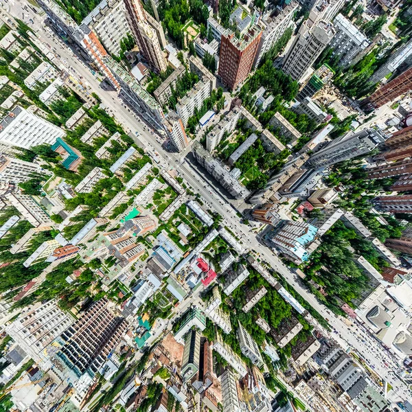 Vue aérienne de la ville avec carrefour et routes, maisons, bâtiments, parcs et parkings. Image panoramique ensoleillée d'été — Photo