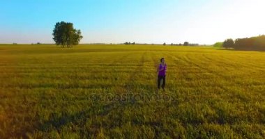 Alçak irtifa drone uçuş mükemmel asfalt yol, sportif kadının önünde