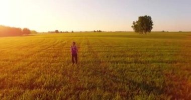 Alçak irtifa drone uçuş mükemmel asfalt yol, sportif kadının önünde