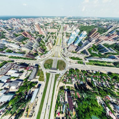 Kesişen yollar, evler, binalar, parklar ve otoparklar olan havacılık şehri manzarası. Güneşli yaz panoramik resmi
