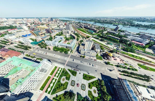 Luftaufnahme der Stadt mit Kreuzungen und Straßen, Häusern, Gebäuden, Parks und Parkplätzen. Sonniges Sommerpanorama — Stockfoto