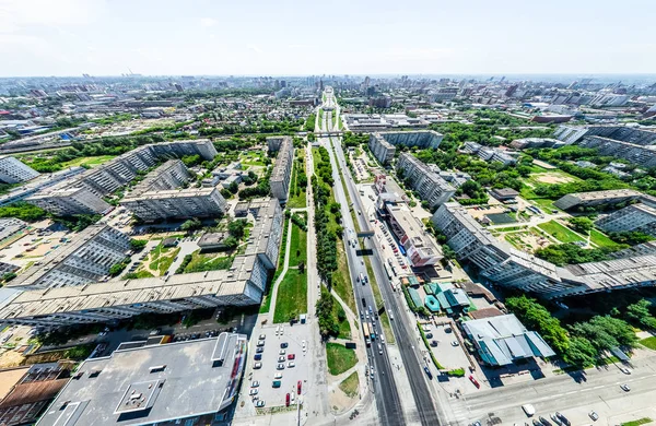 Widok z lotu ptaka na skrzyżowanie dróg i dróg, domy, budynki, parki i parkingi. Słoneczny letni panoramiczny obraz — Zdjęcie stockowe