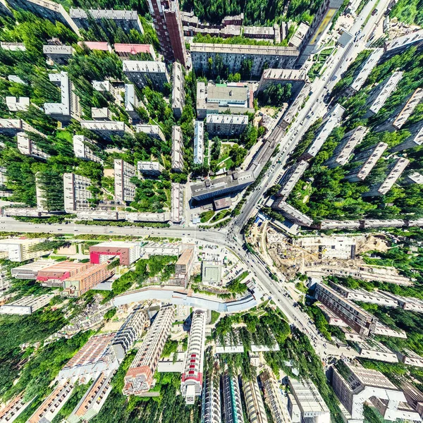 Uitzicht op de stad vanuit de lucht met kruispunten en wegen, huizen, gebouwen, parken en parkeerplaatsen. Zonnige zomer panoramisch beeld — Stockfoto