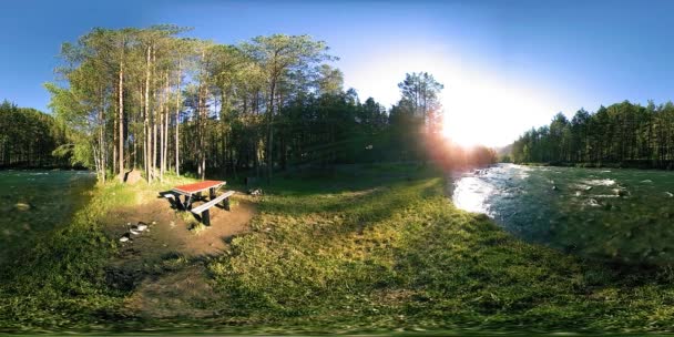 UHD 4K 360 VR Wirtualna rzeczywistość rzeki przepływa przez skały w pięknym górskim krajobrazie lasu — Wideo stockowe