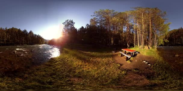 UHD 4K 360 VR La réalité virtuelle d'une rivière coule sur des rochers dans un magnifique paysage de forêt de montagne — Video