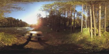 UHD 4K 360 VR Bir nehrin Sanal Gerçekliği güzel dağ ormanlarında kayaların üzerinden akıyor