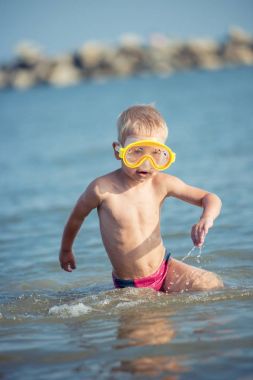 Maske ve palet kum tropikal plaj dalış için güzel bir küçük çocuk.