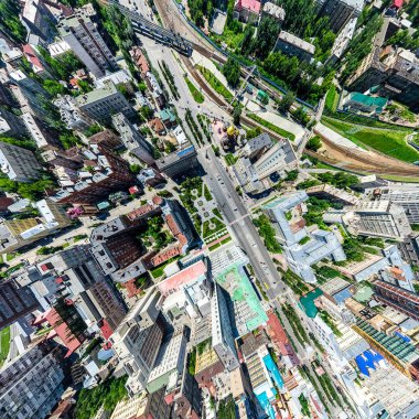 Kesişen yollar, evler, binalar, parklar ve otoparklar olan havacılık şehri manzarası. Güneşli yaz panoramik resmi