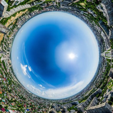 Kesişen yollar, evler, binalar, parklar ve otoparklar olan havacılık şehri manzarası. Güneşli yaz panoramik resmi