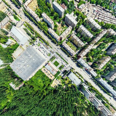 Kesişen yollar, evler, binalar, parklar ve otoparklar olan havacılık şehri manzarası. Güneşli yaz panoramik resmi