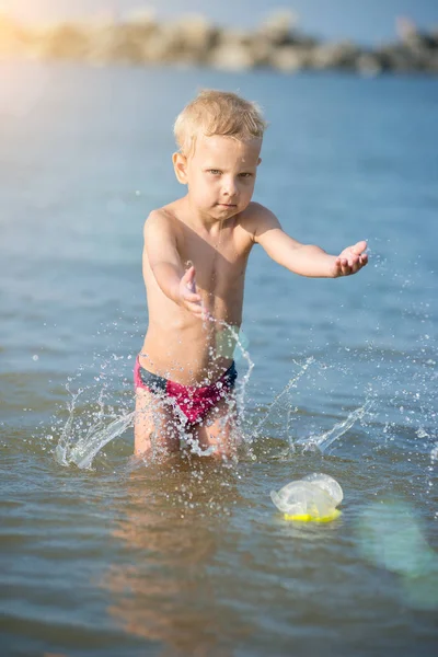 Słodkie małe dziecko noszenia maski i płetwy do nurkowania w piasek plaża tropikalny. — Zdjęcie stockowe