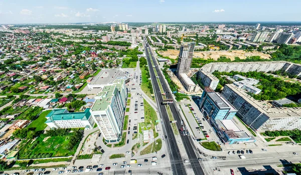 Vista aérea da cidade com encruzilhada e estradas, casas, edifícios, parques e estacionamentos. Verão ensolarado imagem panorâmica — Fotografia de Stock
