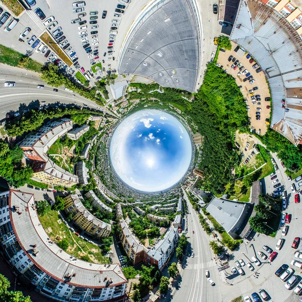 Vue aérienne de la ville avec carrefour et routes, maisons, bâtiments, parcs et parkings. Image panoramique ensoleillée d'été — Photo