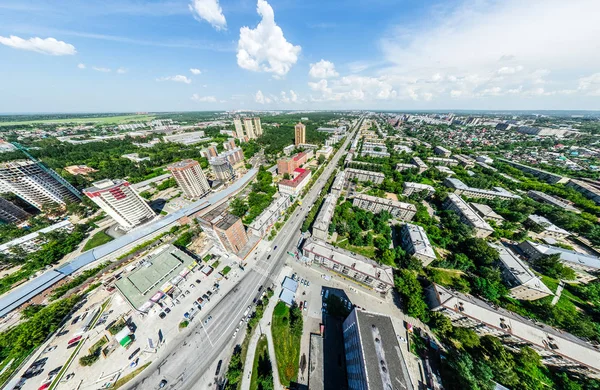 Vista aérea de la ciudad con encrucijadas y caminos, casas, edificios, parques y estacionamientos. Imagen panorámica soleada de verano — Foto de Stock