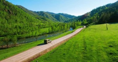 UHD 4k hava sunrice doğru sürüş aracın. Havada SUV arabayı vurdu