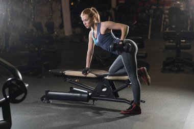 genç kadın halter kaldırma