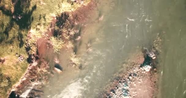 Vue aérienne 4k UHD. Vol bas au-dessus d'une rivière de montagne fraîche et froide au matin ensoleillé d'été .