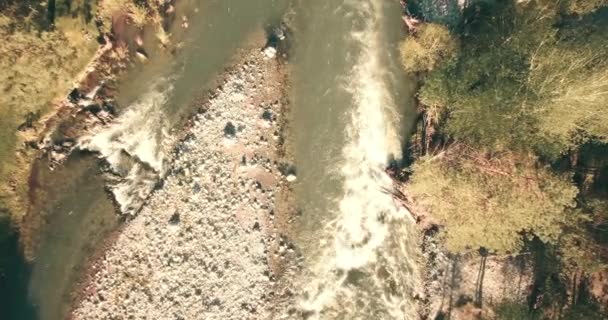 4k UHD вигляд з повітря. Низький політ над свіжою холодною гірською річкою в сонячний літній ранок . — стокове відео