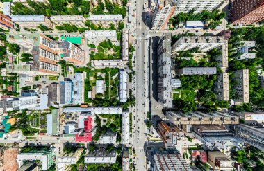 Kesişen yollar, evler, binalar, parklar ve otoparklar olan havacılık şehri manzarası. Güneşli yaz panoramik resmi