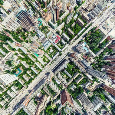 Kesişen yollar, evler, binalar, parklar ve otoparklar olan havacılık şehri manzarası. Güneşli yaz panoramik resmi