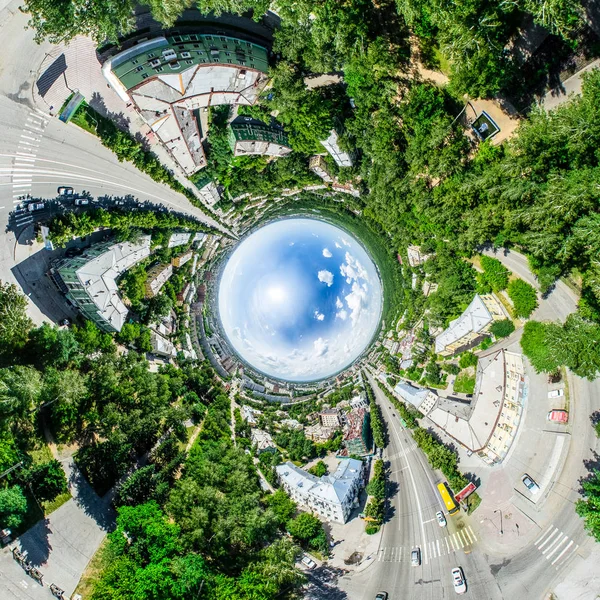Kesişen yollar, evler, binalar, parklar ve otoparklar olan havacılık şehri manzarası. Güneşli yaz panoramik resmi